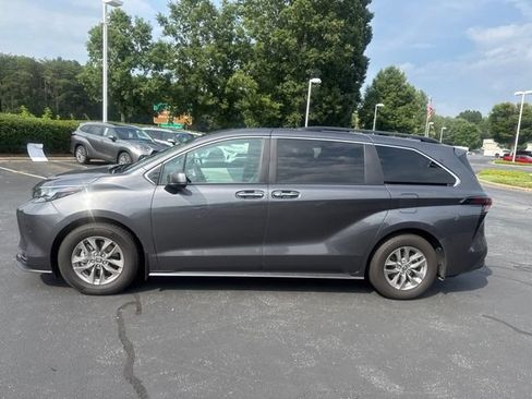 Used 2025 Toyota Sienna XLE w/ XLE Plus Package FWD image 2