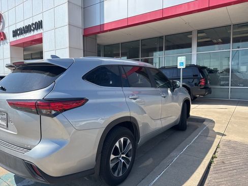 Used 2023 Toyota Highlander XLE image 4