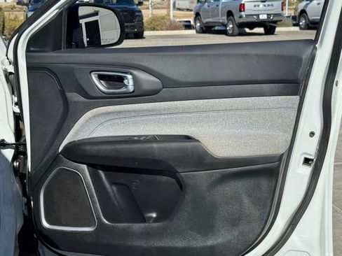 Used 2023 Jeep Compass Latitude image 30