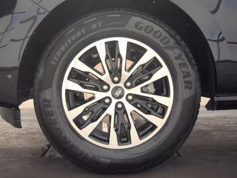 Used 2025 Ford Expedition Platinum AWD/4WD image 9