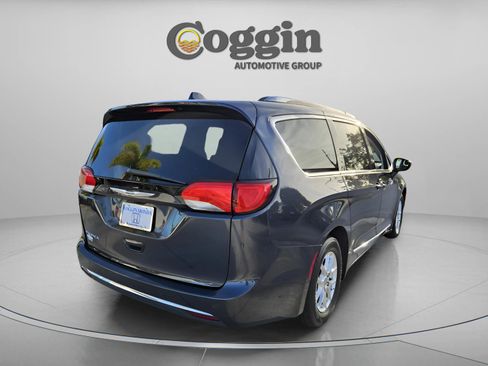 Used 2020 Chrysler Pacifica Touring-L image 4