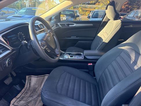 Used 2017 Ford Fusion SE image 9