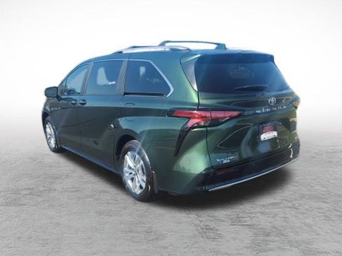 Used 2025 Toyota Sienna Limited image 6