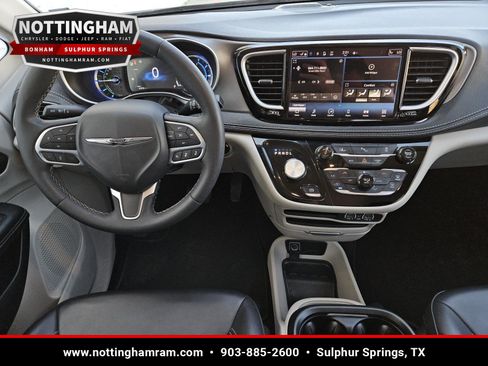Used 2023 Chrysler Pacifica Touring-L FWD image 9