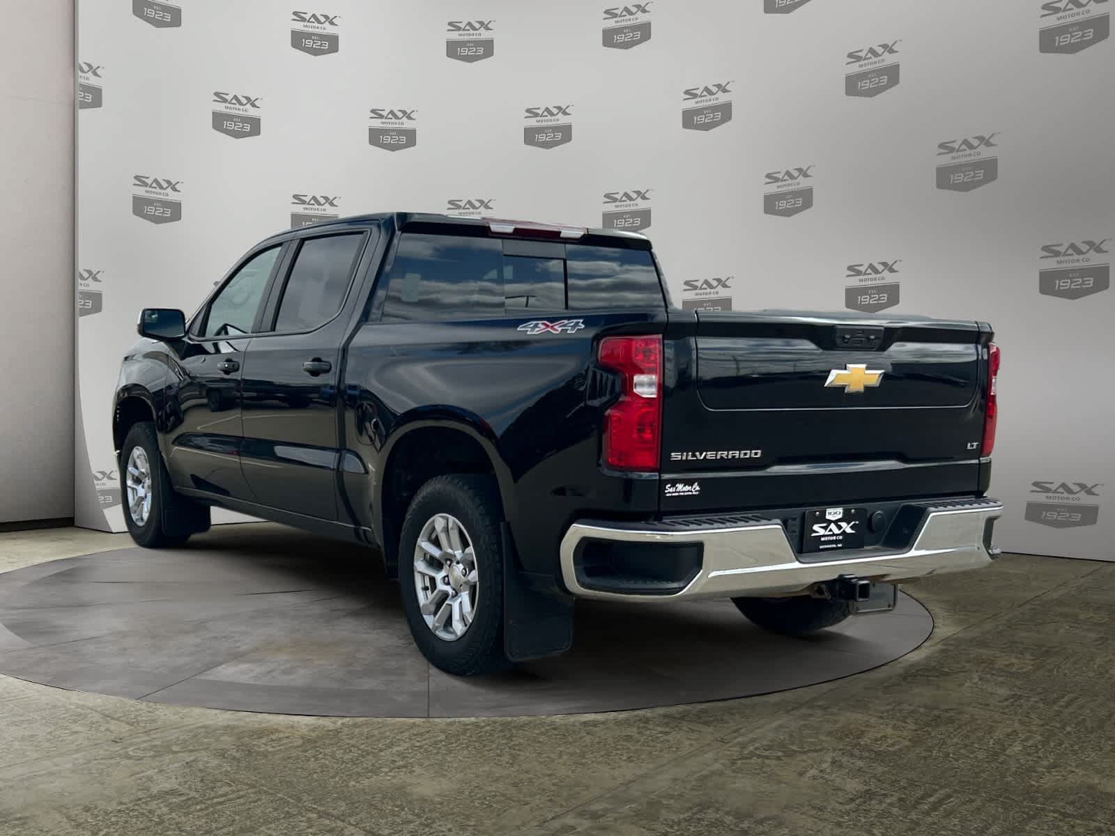 Used 2022 Chevrolet Silverado 1500 LT w/ Convenience Package II AWD/4WD image 3