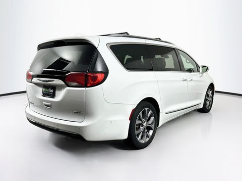 Used 2020 Chrysler Pacifica Limited w/ Tire & Wheel Group FWD image 9
