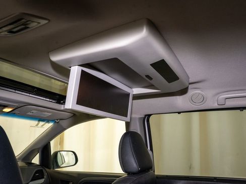 Used 2017 Toyota Sienna SE Premium image 9