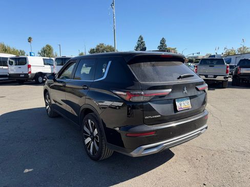 Used 2025 Mitsubishi Outlander SE FWD image 3