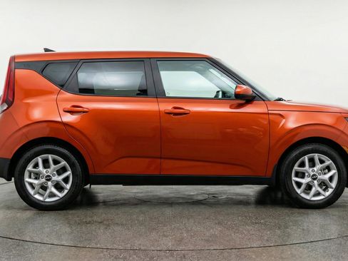 Used 2025 Kia Soul LX w/ LX Technology Package FWD image 11