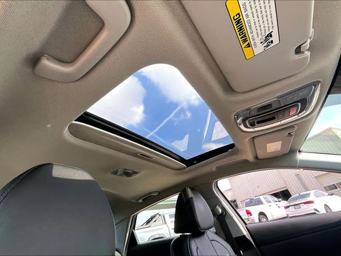 Used 2025 Hyundai Elantra Limited image 14