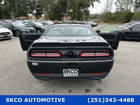 Used 2019 Dodge Challenger SXT image 32