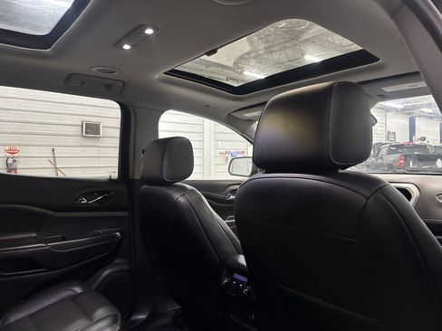 Used 2019 GMC Acadia SLT image 34