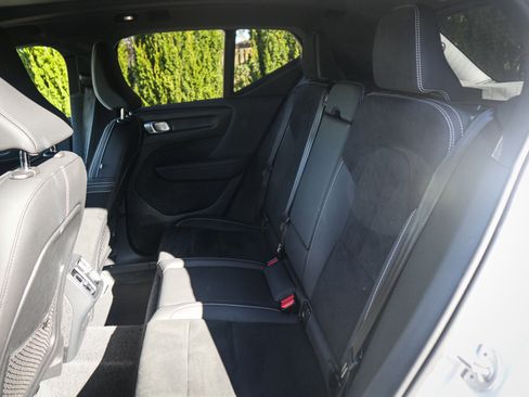 Used 2025 Volvo XC40 B5 Plus image 32