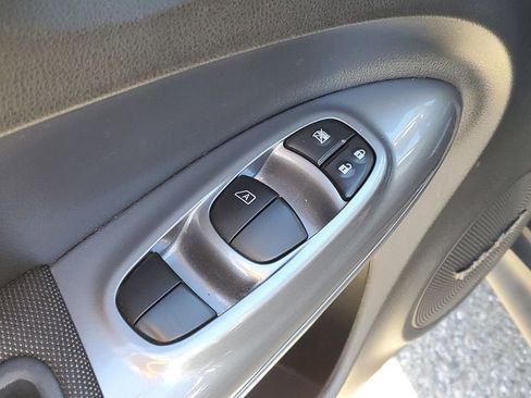 Used 2015 Nissan Juke SV w/ Technology Package image 9