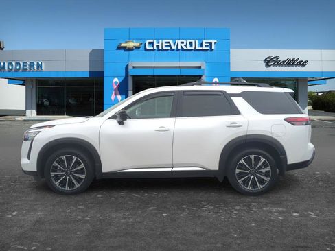 Used 2026 Nissan Pathfinder Platinum w/ Cargo Package AWD/4WD image 2