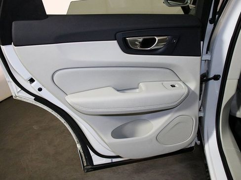 Used 2021 Volvo XC60 T5 Momentum w/ Protection Package image 27