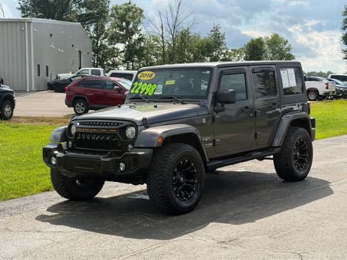 Used 2018 Jeep Wrangler Unlimited Sahara AWD/4WD image 3