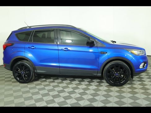 Used 2019 Ford Escape SE image 2