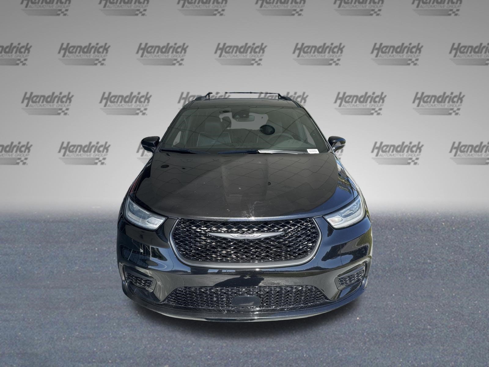 Used 2025 Chrysler Pacifica Limited FWD image 3