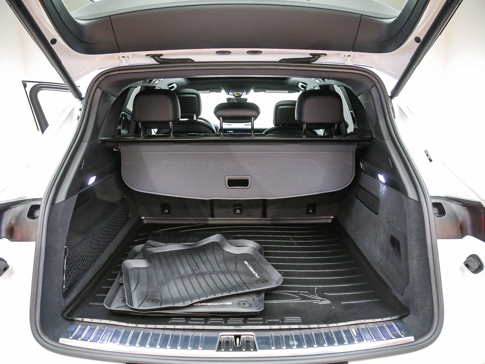 Certified 2025 Porsche Cayenne AWD/4WD image 30