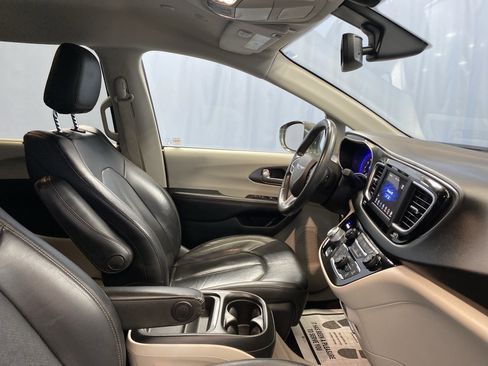 Certified 2020 Chrysler Pacifica Touring-L image 47