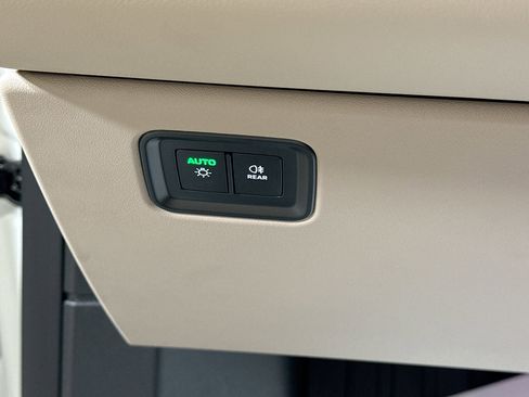 Certified 2025 Porsche Macan 4 Electric image 34