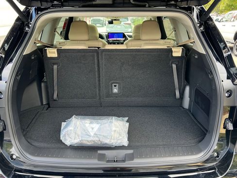 New 2025 Toyota Highlander XLE FWD image 18