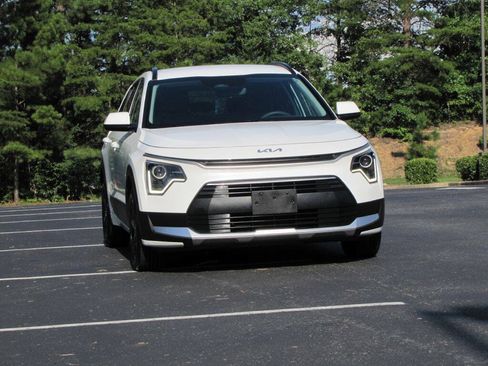Used 2024 Kia Niro LX FWD image 11