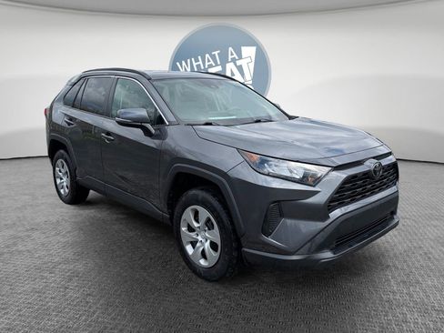 Used 2021 Toyota RAV4 LE image 1