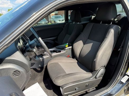 Used 2016 Dodge Challenger SXT RWD image 2