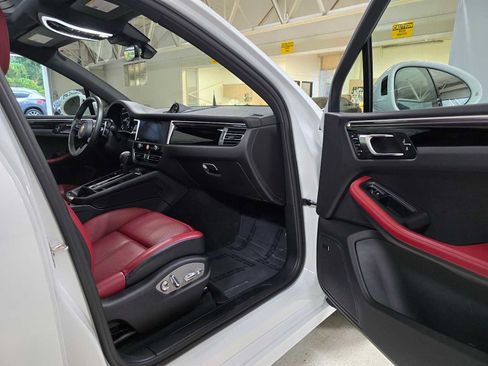 Used 2024 Porsche Macan image 13