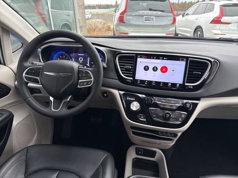 Used 2024 Chrysler Pacifica Touring-L image 19