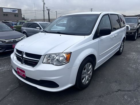 Used 2017 Dodge Grand Caravan SE w/ UConnect Hands-Free Group image 2