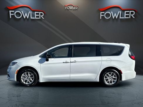 Used 2024 Chrysler Pacifica Touring-L FWD image 2