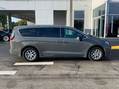 Used 2025 Chrysler Pacifica Select FWD image 11