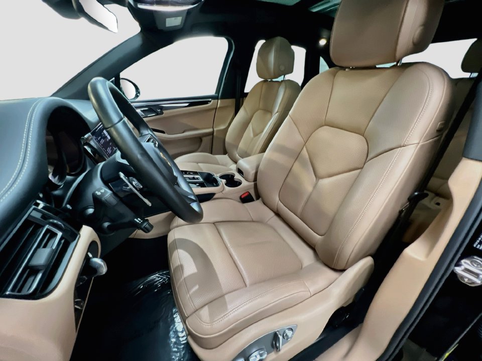 Certified 2026 Porsche Macan AWD/4WD image 5