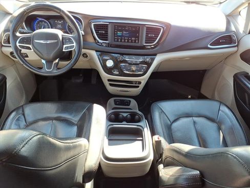 Used 2018 Chrysler Pacifica Touring-L image 10