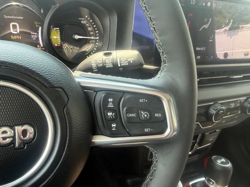 Used 2025 Jeep Wrangler Unlimited Sahara AWD/4WD image 21