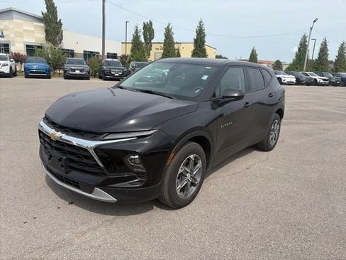 Used 2025 Chevrolet Blazer LT AWD/4WD image 2