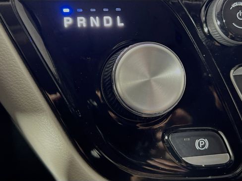 Used 2024 Chrysler Pacifica Touring-L FWD image 24