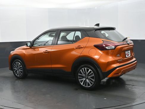 Used 2023 Nissan Kicks SV image 3