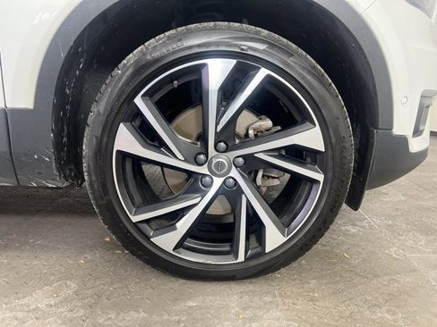 Used 2022 Volvo XC40 T5 R-Design w/ Advanced Package image 9
