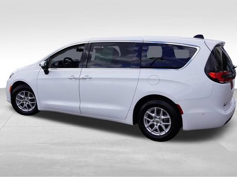 Used 2023 Chrysler Pacifica Touring-L FWD image 8