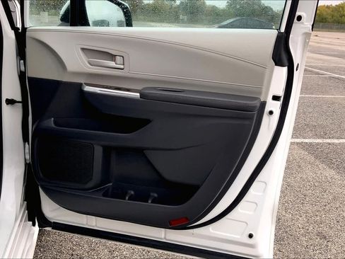 Used 2021 Toyota Sienna LE FWD image 21