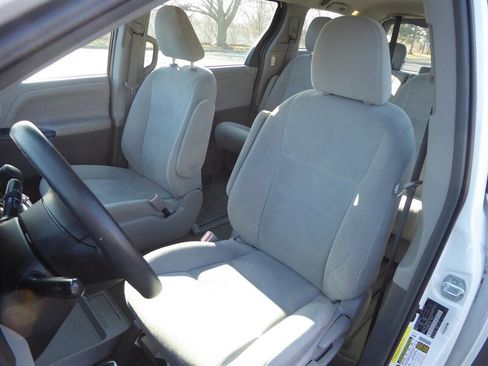 Used 2016 Toyota Sienna L image 18