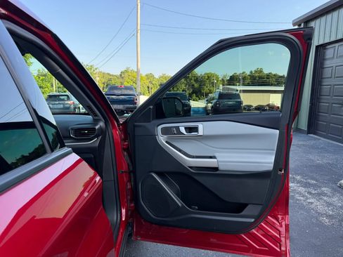 Used 2024 Ford Explorer XLT w/ Equipment Group 202A AWD/4WD image 14