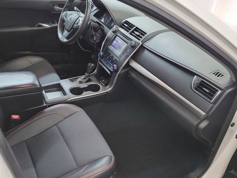 Used 2017 Toyota Camry SE w/ Moonroof Package image 10