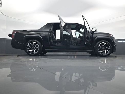 Certified 2025 Chevrolet Silverado EV RST AWD/4WD image 33