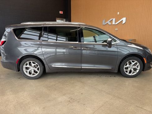 Used 2019 Chrysler Pacifica Touring-L w/ Tire & Wheel Group image 15