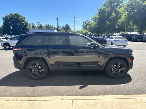 Used 2023 Jeep Grand Cherokee Altitude AWD/4WD image 6